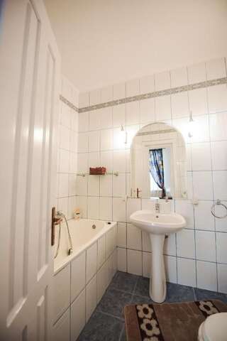 Гостевой дом Vila Lili Бэиле-Говора Одноместный номер с ванной комнатой-6